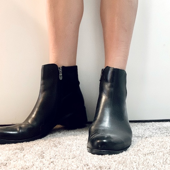 Artica Black Leather Booties Size 8.5 Waterproof - Picture 1 of 3
